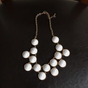 Francesca’s statement necklace | white and gold